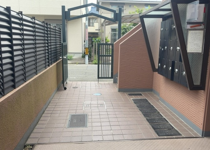 ロビーというと、エントランスと何がちがうの？と思いますよね。実はロビーとエントランスには明確な決まりはありません。物件によっては、エントランスを入って広がるある程度の広さのある空間がロビーとなります。