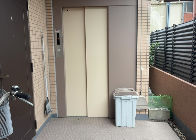 共有部分は、住民なら誰もが使える設備のこと。例えば駐車場やエレベーター、インターネット設備、セキュリティ設備などがあります。他にも、マンションの廊下・外部階段やエントランス・ゴミ置き場などがあります。