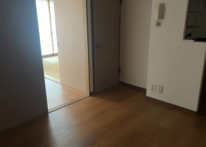 直線タイプはLとDKを一直線に並べた形で対面キッチンのタイプです。一般的なのでよく見かけるかもしれません。直線タイプに似た直接アイランドタイプは、キッチンとダイニングの間に壁がない分広く感じられます。