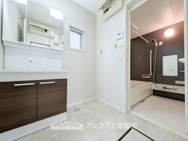 独立洗面台、小物を置くことができて便利です