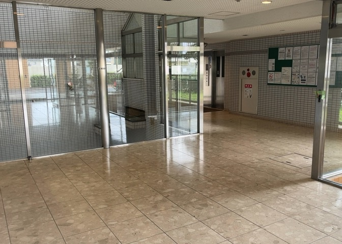 マンションのエントランスには、もともと風よけや防犯の役割がありますが、マンションによって宅配ボックスなどの設備が備わっている所もあります。日々の生活をイメージしながら生活しやすさをチェックしましょう。