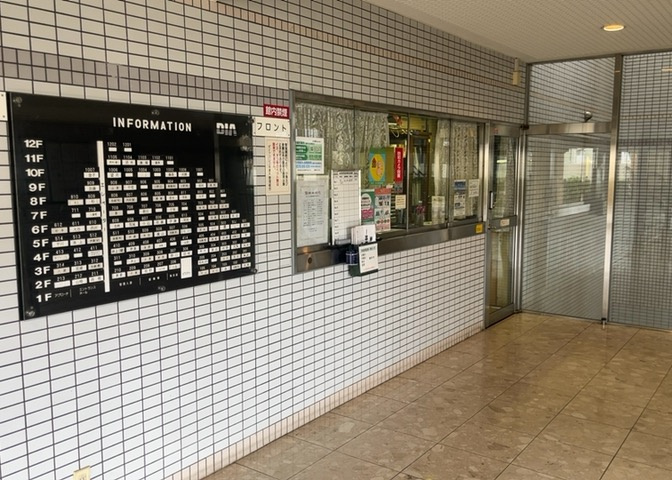 受付はマンションコンシェルジュがいる場合もあれば、管理人が滞在する小部屋を総称して呼ぶことがあります。主にエントランスに設置されていることから、防犯面でも期待ができます。防犯設備がない場合はより安心！