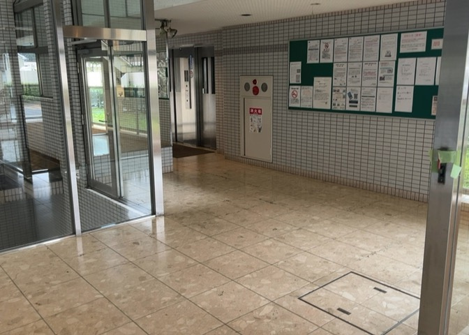 ロビーというと、エントランスと何がちがうの？と思いますよね。実はロビーとエントランスには明確な決まりはありません。物件によっては、エントランスを入って広がるある程度の広さのある空間がロビーとなります。