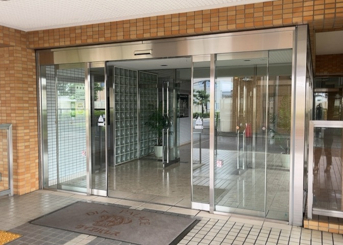 玄関は家の顔でもあり、家族以外の目にも止まる場所です。玄関は外との間を仕切る扉、靴などをしまっておく収納スペース、靴脱ぎのたたきスペース、来客とのやり取りをするドアホンなど複数のアイテムからなります。