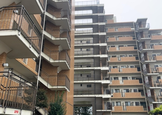 共用部分は、一棟の建物に住む区分所有者全員が共同で所有するとし、共用部分の管理、補修などは、区分所有者で形成される管理組合が行います。個人の判断で勝手に変更することはできませんので覚えておきましょう。