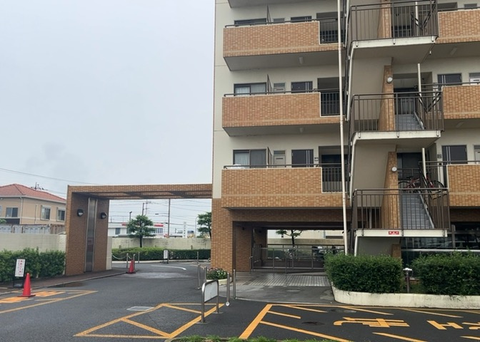 外観はマンション管理がされているかの目安になります。築年数が古いと、壁面は劣化してひび割れが生じることも！建物が古びていても細かいところが修繕されていると、きちんと管理されているなぁと感じるでしょう。