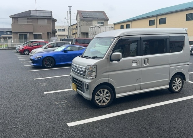 駐車場と明記されていても、最小スペースでつくられた駐車場だと大型車は駐車できなかったり、出入りしにくくなったりする可能性があります。お車のサイズと購入したい物件の駐車場のサイズを現地で確認しましょう。