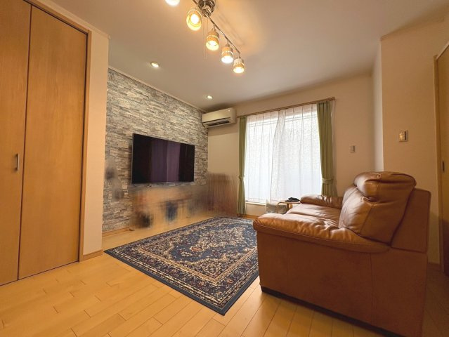 壁付テレビ対応のリビングで広々有効に使えます。便利な床下収納庫がございます。
