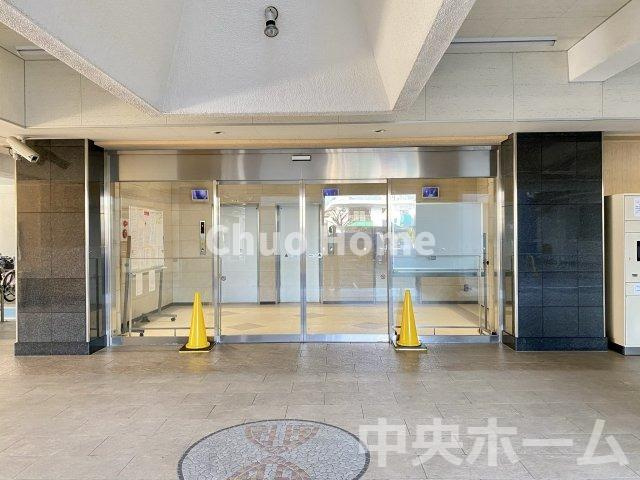 【エントランス】マンションのエントランスは、その物件の印象を決める、顔とも言える場所です。毎日通る場所ですからきれいなのが一番です。エントランス内はオートロックですので暮らしの安全も確保されています。