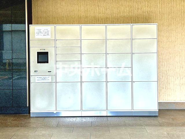 【宅配ボックス】在宅時・不在時に関わらず、居住者の代わりに非対面で宅配物を受け取ってくれる便利な設備です。わかりやすくご説明致しますので見学時にはお部屋だけではなく共用部分もぜひチェックしてください。