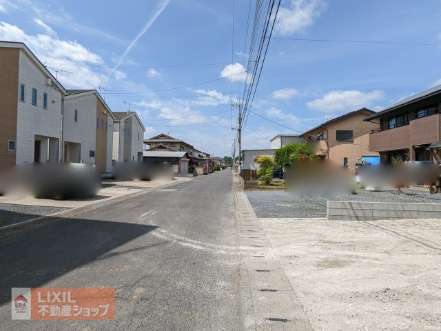 広々とした前面道路で車の出入りがストレスフリーです♪