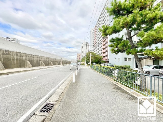 リフォーム渡しの場合、対面式キッチン、LDK16帖・洋室5.5帖2間・洋室4.5帖1間の間取りとなります。レイアウト等も変更予定なので、詳細は弊社スタッフまでお気軽にお問い合わせください。