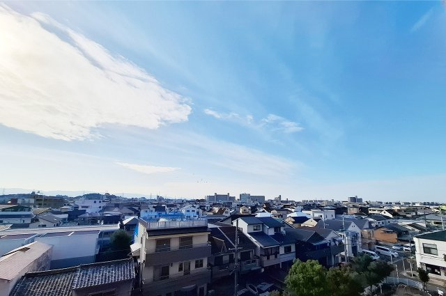 バルコニーからの眺望：遠くまで見渡せます。