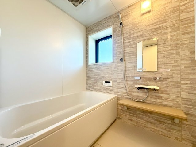 窓付きで換気しやすい浴室。湿気がこもりにくく、清潔に保ちやすいのが魅力です。
