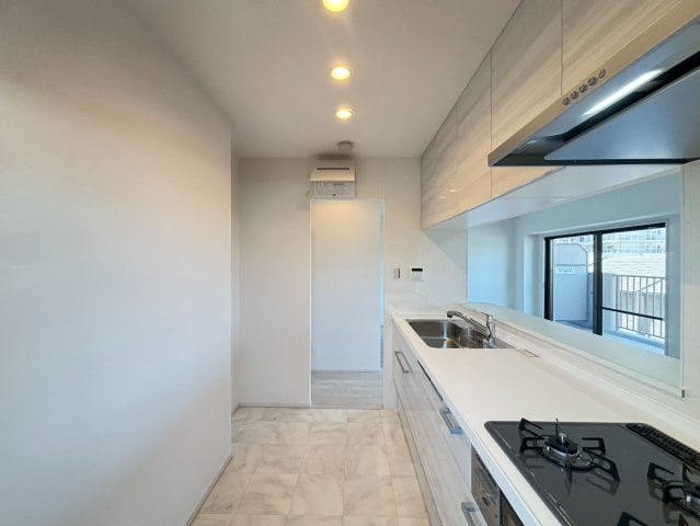 清潔感のある白を基調としたシステムキッチン。作業スペースも広く、毎日のお料理を快適に楽しめます。