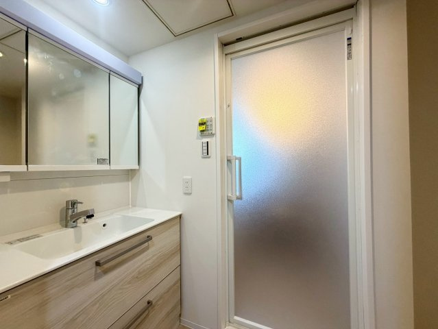 大きな鏡と収納棚付きで整理しやすい洗面スペース。すっきりと使える設計です◎
