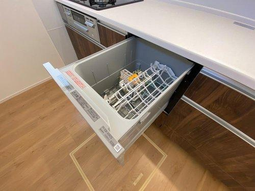 ビルトインタイプで、キッチンと同じカラーにすることにより一体感を持たせることができます。乾燥機能が備わっているため家事の時間が短縮できます。　イメージ画像です。　※実際とは異なります。