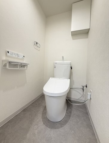 トイレです。　あると嬉しいウォシュレット機能付きです！