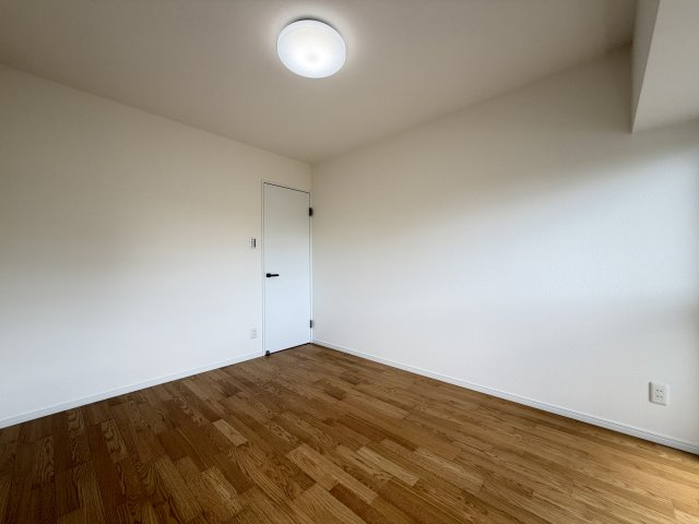 南側洋室別角度です。　南側バルコニーに面しているから明るくて暖かいです♪
