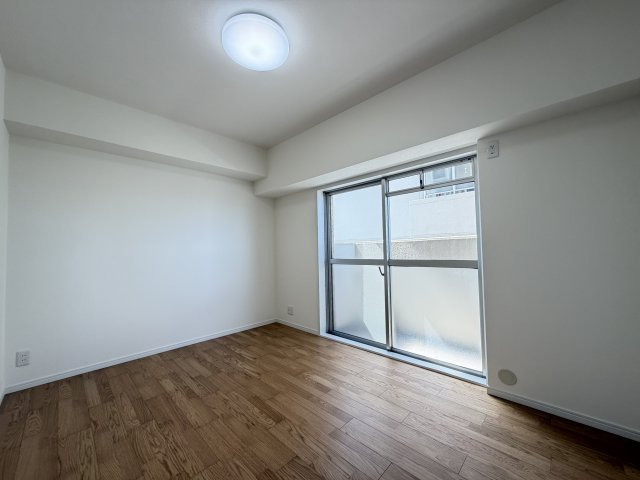 中側洋室別角度です。　南側バルコニーに面しているから明るくて暖かいです♪