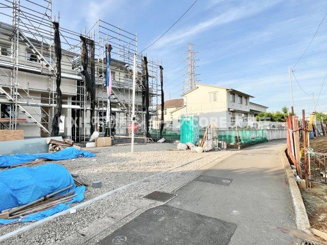 スーパーやドラッグストアなどの買い物施設が近くにあり、生活便利な立地になります！