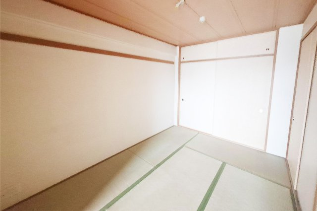 和室：押入付きで整理整頓しやすいお部屋。客間やくつろぎの場としても使えます。