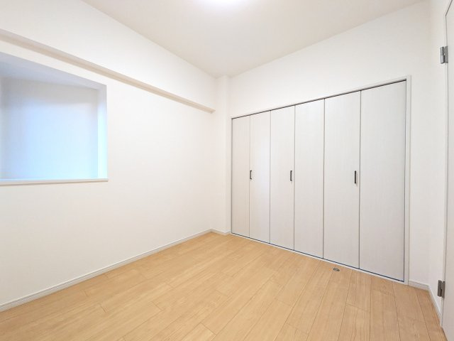 ダイニングに隣接してある4．5帖洋室。すぐにリビングへと移動できる振り分けタイプの間取りはいいですね