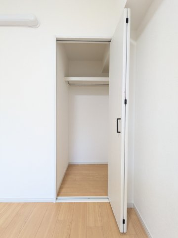 北側洋室にあるクローゼット。奥行きがありますので充分に収納いただけます。