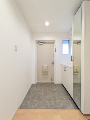 土間タイル張りのため、多少汚れてもお手入れラクラク♪下駄箱も交換済み。明るく開放感のある玄関です♪