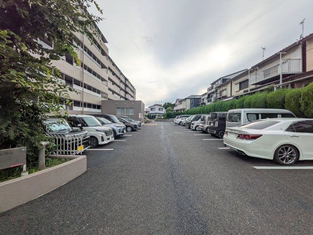 敷地内駐車場。現在空無しです。敷地外で約90ｍほどのところに1台確保済み！月額使用料6、600円です