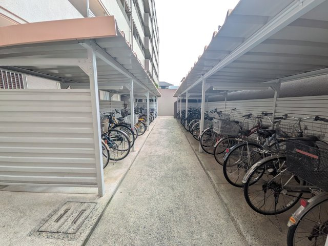 屋根付きの駐輪場です。使用料は無償なのがいいですよ♪