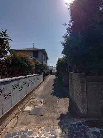 現在、私道（持分1／3）の幅員は2．5ｍですが再建築時には通路の反対側（左側のブロック塀）から4ｍ後退して空地を確保する必要があります