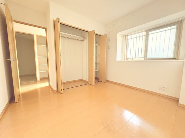 広さにゆとりのある洋室には大型クローゼットを備え、衣類や季節用品をまとめて収納できます。さらに可動棚付き収納もあり、用途に合わせて整理整頓が可能。収納力が充実しているため、お部屋を広々と使えます。
