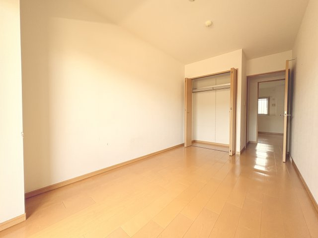 シンプルで使いやすい間取りの洋室は、ベッドやデスクなどもゆとりを持って配置可能です。収納スペースを確保しているため、お部屋を広く使えるのも魅力。ライフスタイルに合わせて多目的に活用できます。