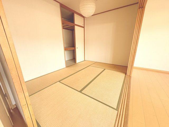 リビングとつながる和室は、お子様の遊び場やお昼寝スペース、来客用のお部屋として幅広く活用できます。引戸を開放すればLDKと一体となり、より開放感のある空間としてお使いいただけます。