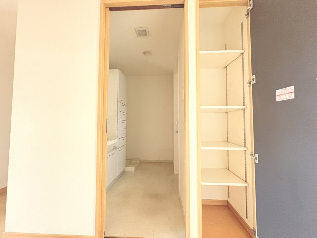 洗面室には可動棚付きの収納を設けており、タオルや洗剤、日用品のストックなどを用途に合わせてすっきり整理可能。収納力に優れた設計で生活感を抑えながら使いやすい空間を実現し家事効率の向上にもつながります。