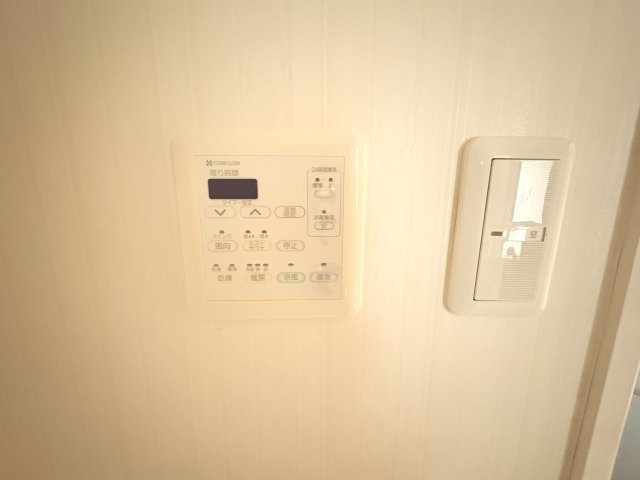 浴室には乾燥・暖房・換気・涼風機能を備えた浴室換気乾燥機を設置。雨の日や花粉の季節でも洗濯物を室内で乾かせるほか、ヒートショック対策や湿気・カビの抑制にも役立ち、毎日の暮らしを快適にサポートします。