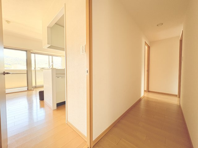 各居室や水回りへスムーズにアクセスできる、ゆとりある廊下設計です。生活空間を適度に分けることでプライバシーにも配慮され、来客時にも居住スペースが見えにくい間取りで、住まい全体に開放感が生まれます。