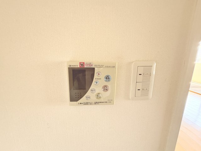 キッチンからワンタッチで給湯操作ができる便利なリモコンを設置。追いだき機能や自動湯張り機能を備えており、家事や入浴準備もスムーズです。快適な暮らしを支える設備が毎日の生活をサポートします。