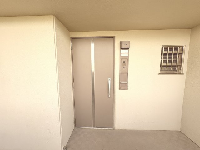 落ち着いたデザインの玄関ドアが住まいの印象を上品に演出します。玄関前にはゆとりあるスペースが確保されており、プライバシーにも配慮された設計。マンション全体の管理状態の良さを感じられるポイントです。