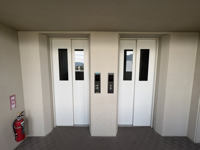 2基のエレベーターを備えたマンションのため、朝夕の通勤・通学時間帯も比較的スムーズに利用できます。重い荷物やベビーカー、車椅子での移動もしやすく、日々の暮らしを快適にサポートする共用設備です。