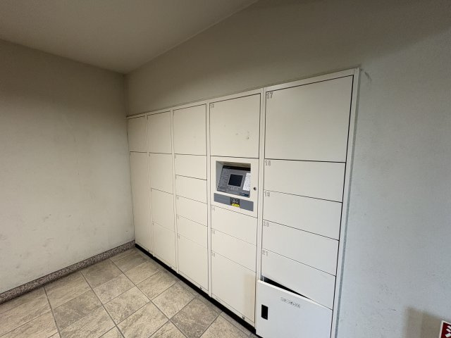 不在時でも荷物を受け取れる便利な宅配ボックスを設置。共働き世帯や外出が多い方でも再配達の手間を減らせるため、ネットショッピングも気軽に楽しめます。毎日の暮らしをより快適にしてくれる便利な共用設備です。