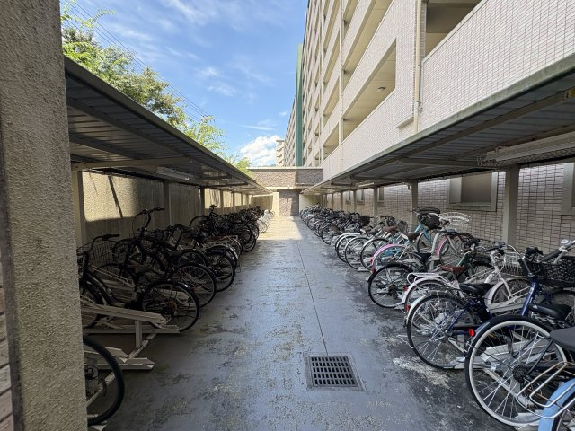 屋根付きの駐輪場を備えており、大切な自転車を雨や日差しから守ることができます。通勤・通学や日常のお買い物にも自転車を利用しやすく、敷地内で管理されているため毎日の乗り降りもスムーズです。