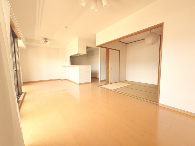 リビングと和室が一体で利用できる開放感あふれる間取りです。襖を開ければ広々とした空間となり、ご家族やご友人が集まる場としても最適。生活スタイルに合わせて個室・オープンスペースの使い分けが可能です。