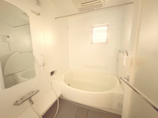 ゆったりとくつろげる浴槽を備えた浴室です。窓付きのため自然換気ができ、湿気がこもりにくく清潔な空間を保ちやすい設計。浴室乾燥機・暖房などの機能を備えており、快適なバスタイムを楽しめます。