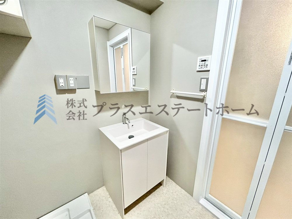 朝の準備が楽にできる独立洗面台です♪清潔感のある白で統一され大きな鏡付きです♪