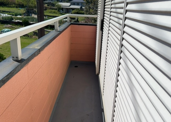 バルコニーは、室外の専用スペースのうち、「屋根がなく開放された空間」であるものを指します。ベランダより広いタイプのものが多く、日当たりもよいため家庭菜園などを楽しみたい人にとって適した環境となります。