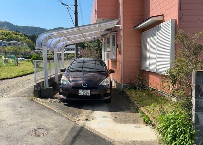 駐車場と明記されていても、最小スペースでつくられた駐車場だと大型車は駐車できなかったり、出入りしにくくなったりする可能性があります。お車のサイズと購入したい物件の駐車場のサイズを現地で確認しましょう。