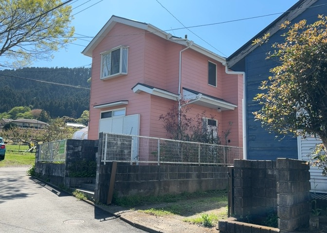 住宅用の土地では前面道路に2m以上接していなければならないと法律で定められています。しかし、お持ちの車のサイズやライフスタイルなどにより、2mでは利便が悪い場合もございますので、事前に確認しましょう。