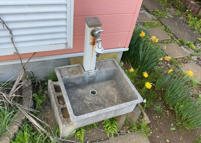 敷地内に散水栓や立水栓があると便利です。水道水を直接利用できるため、水を運ぶ手間を省くことが出来ます。大量の水を必要とする洗車作業や清掃などに役立ちます。その他設備とあわせて、現地でご確認ください。